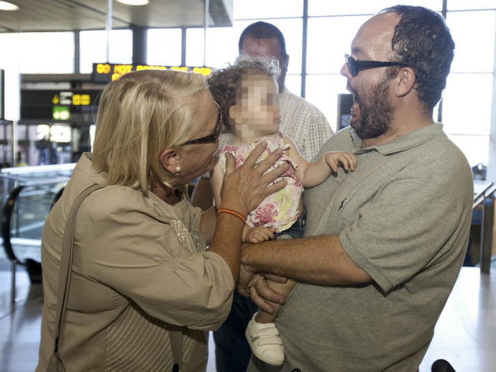Manuel Bilbao con su familia en el aeropuerto de Tenerife