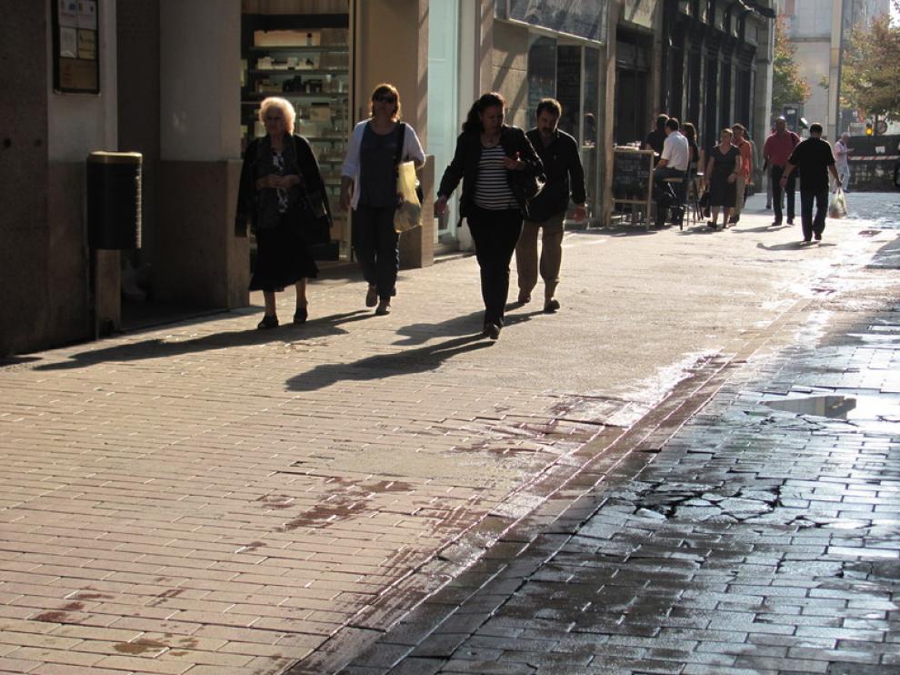 Las baldosas rotas en la calle Cindo de Marzo