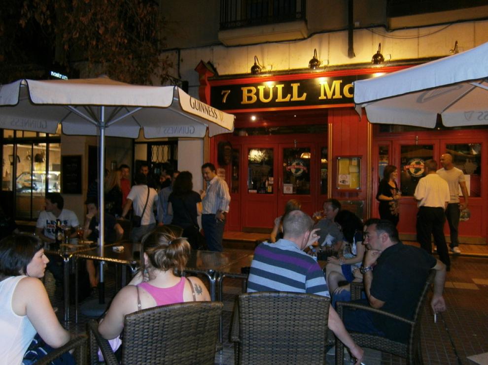Tertulias en inglés en la terraza del pub 'Bull McCabes'