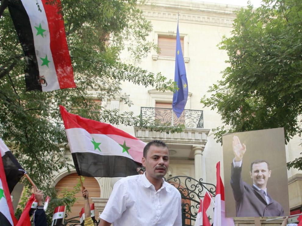 Manifestantes afectos al régimen de Bachar al Assad gritan durante una concentración en Damasco