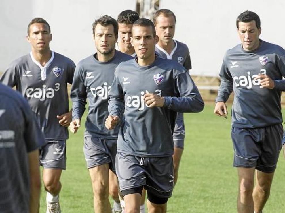 Un grupo de futbolistas del Huesca, con Sorribas a la derecha, en la sesión de ayer.