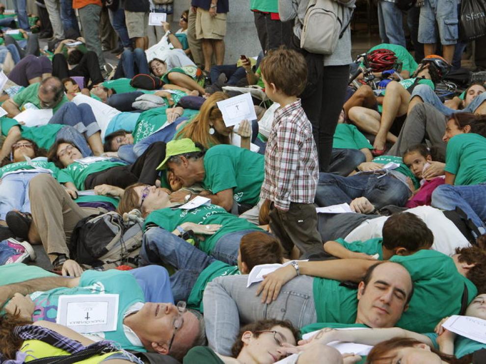 Centenares de profesores han escenificado la muerte de la educación pública en Madrid