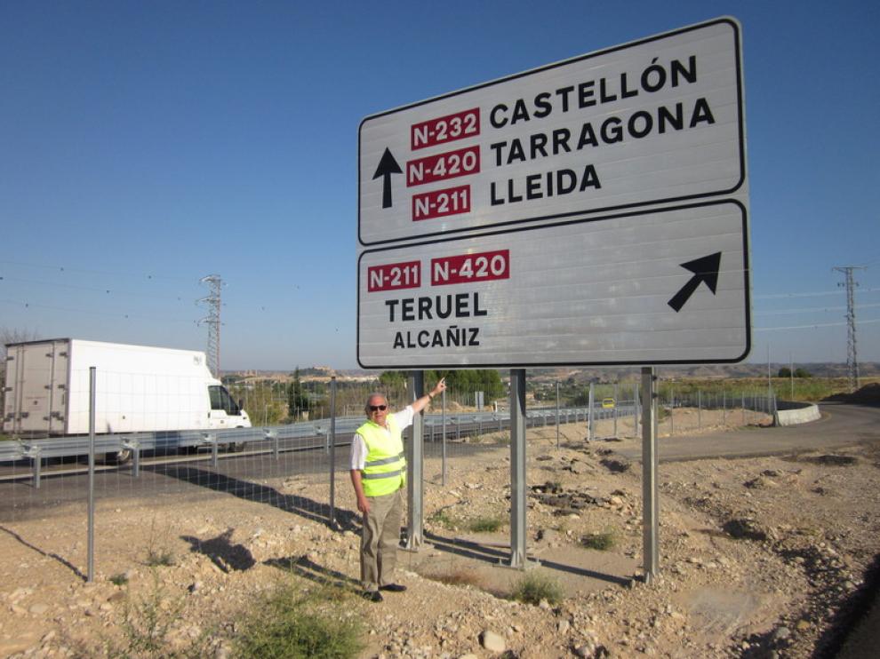 Miguel Omella, de la Junta de Ferrocarriles y Carreteras, en un cartel en el que no se anuncian servicios.