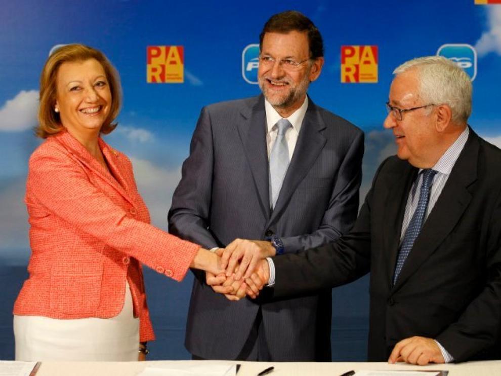 Luisa Fernanda Rudi, Mariano Rajoy y José Ángel Biel este lunes en Zaragoza