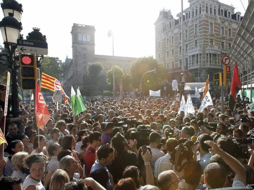 Vista de la concentración que mantienen de apoyo a sus compañeros negociadores cerca de 500 trabajadores sanitarios esta tarde ante la sede del Instituto Catalán de la Salud