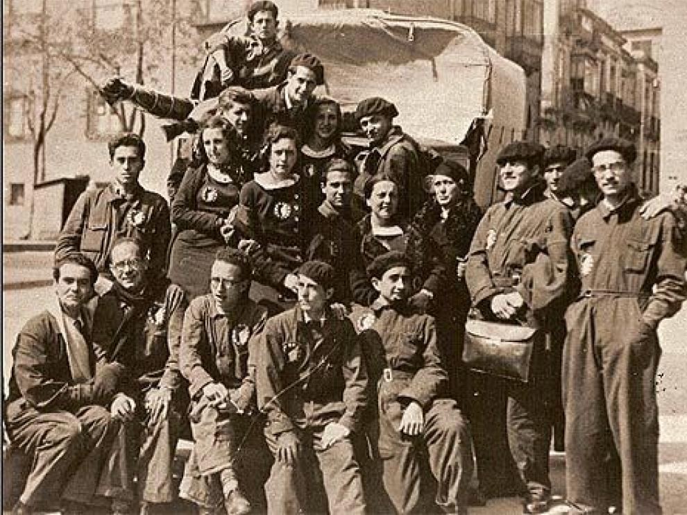 Grupo de teatro La Barraca. Lorca aparece el primero por la izquieda