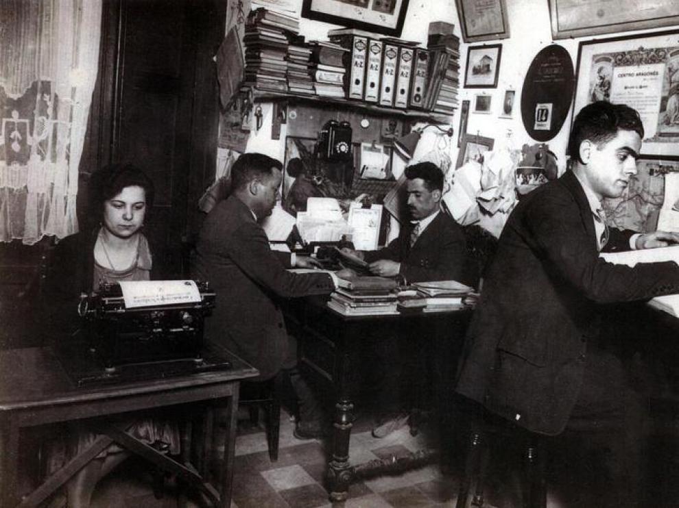 Las oficinas de Cinematográfica Daroca, con Jesús Daroca al fondo y su hermano, Julián Daroca, en primer término