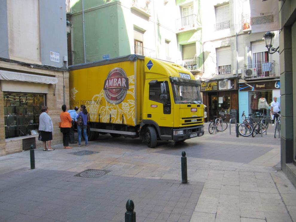 Un camión, en el cruce de Méndez Núñez y Ossau, en el Casco de Zaragoza