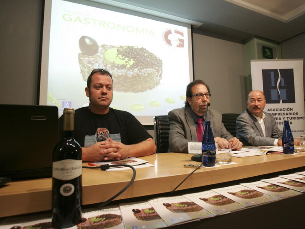 Gutiérrez (izda), Pac y Pérez, en la presentación de los talleres.