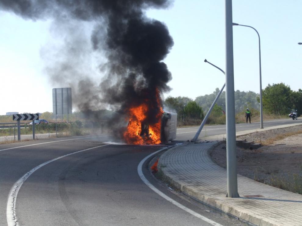 Imágenes del vehículo incendiado en la capital oscense