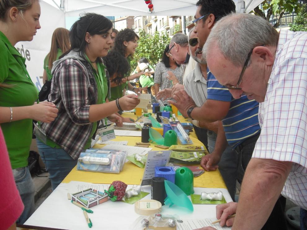 Los vecinos realizan el test de la huella ecológica