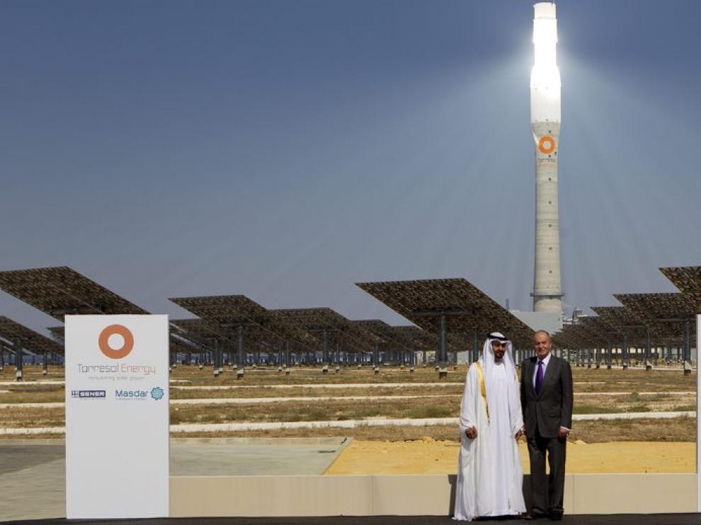 El Rey Juan Carlos I y el príncipe heredero de Abu Dabi, el jeque Mohamed bin Zayed Al Nahyan, durante la inauguración
