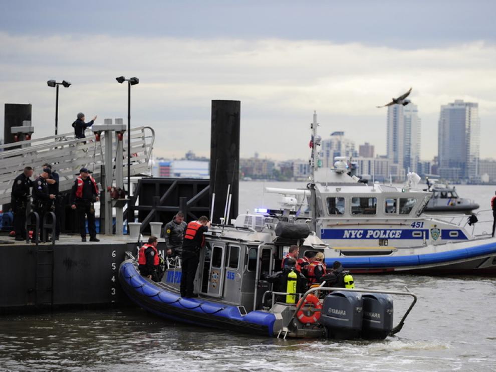 Los equipos de rescate trabajan en el río.