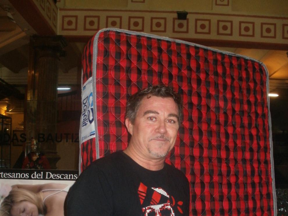 Enrique Lafuente, uno de los organizadores, posa junto al colchón de DONALIT