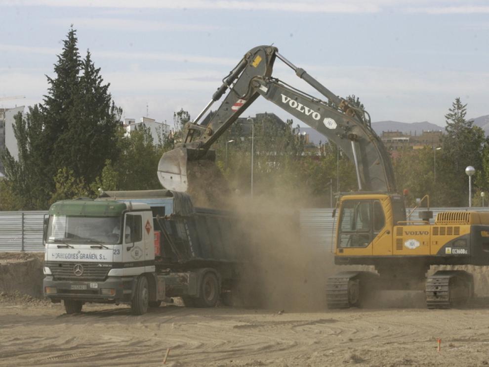 Las palas preparan el terreno para empezar a excavar los cimientos del Palacio de Justicia .