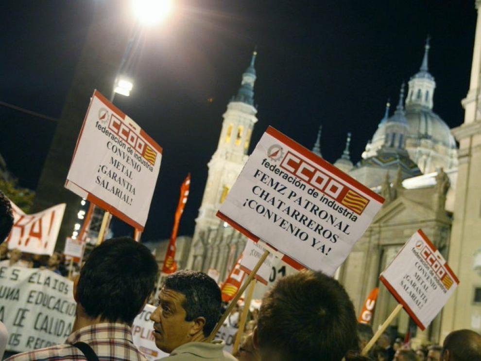 Varias personas durante la manifestación que, convocada por UGT y CCOO, ha tenido lugar hoy en Zaragoza