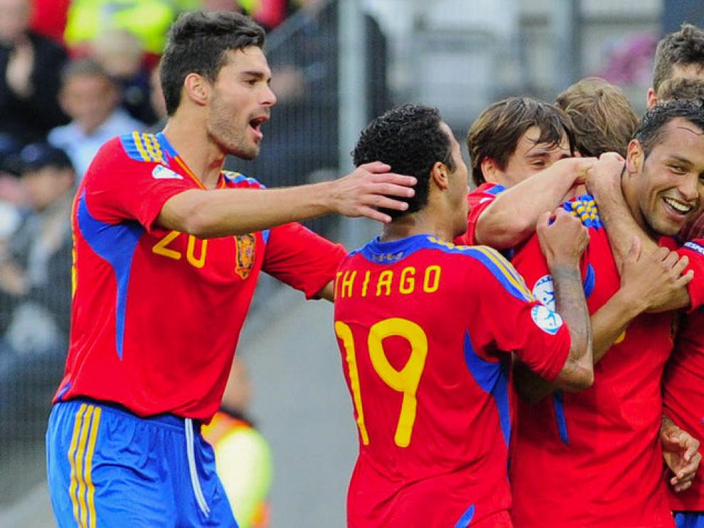 Jeffrén Suárez (d) celebra junto con sus compañeros el tercer gol de La Roja frente a Bielorrusia