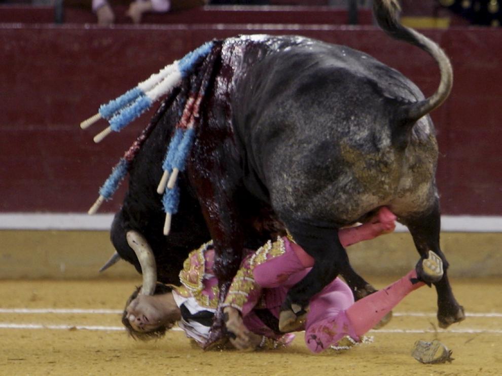 El diestro Juan Jose Padilla es derribado por su segundo toro