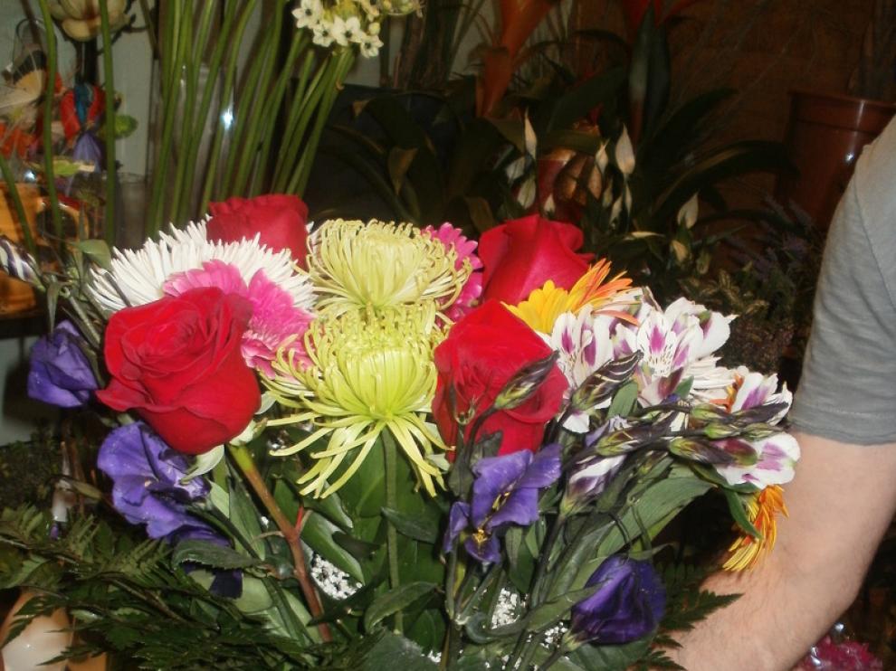 Un ramo preparado en una floristería de Zaragoza.