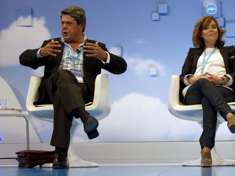 El coordinador de justicia, Federico Trillo, junto a Soraya Sáenz de Santamaría.