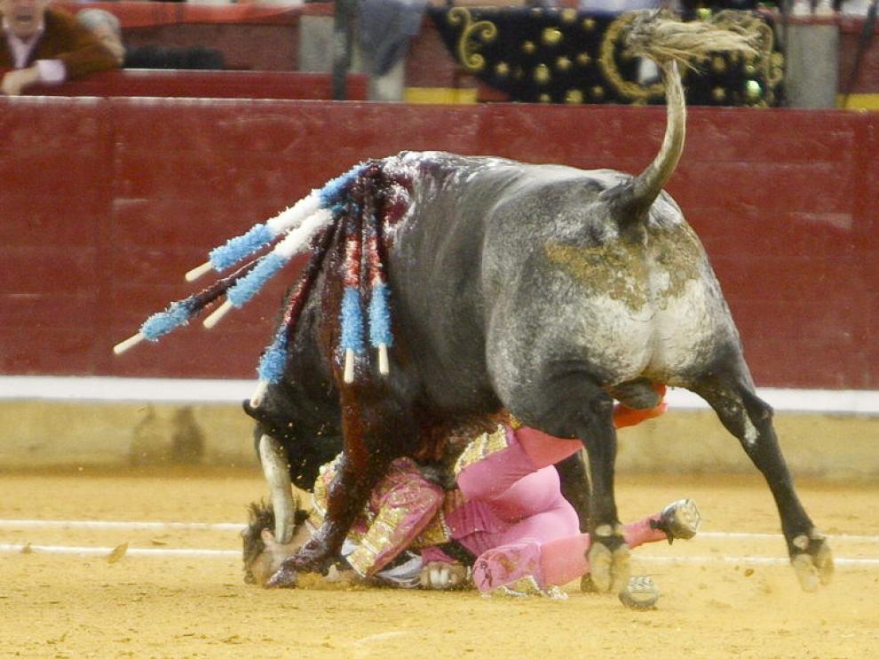 El toro le atravesó el lado izquierdo de la cara