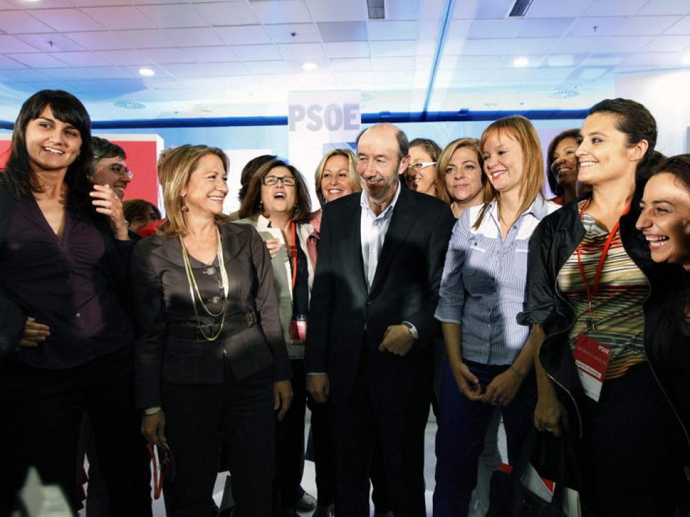 Rubalcaba posa con los candidatos socialistas