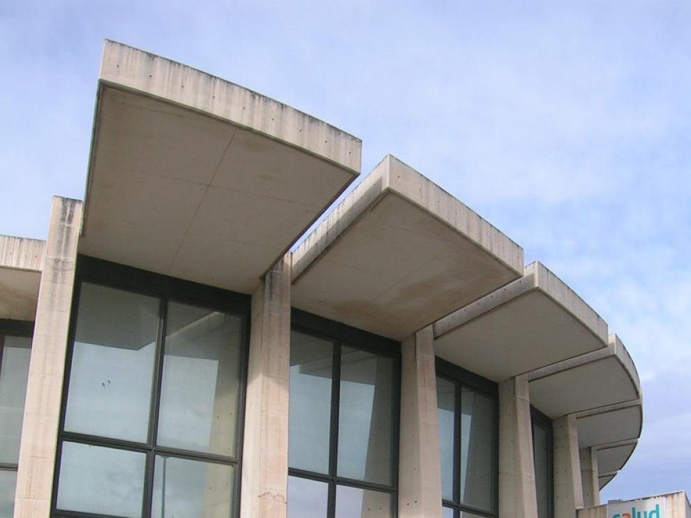 El exterior de la fachada del centro de salud denota las malas condiciones en las que se encuentra.