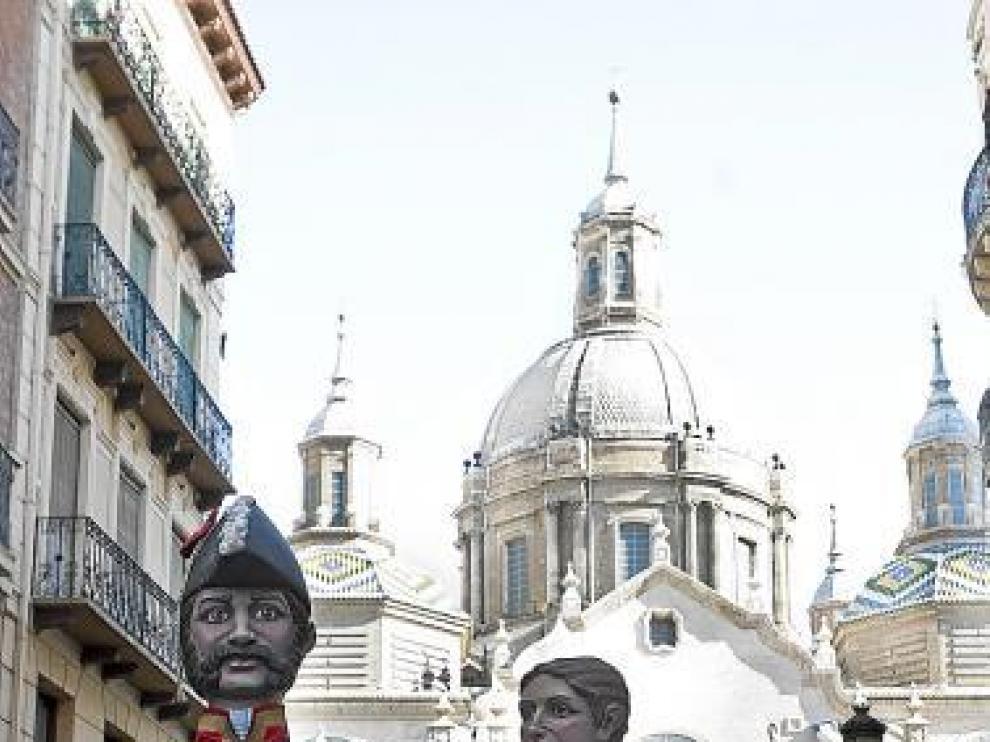 Palafox y Agustina de Aragón, por la calle Alfonso.