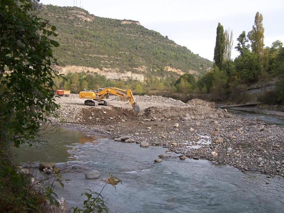 Imagen de los trabajos que se están realizando en el cauce del Ésera a su paso por Perarrúa.