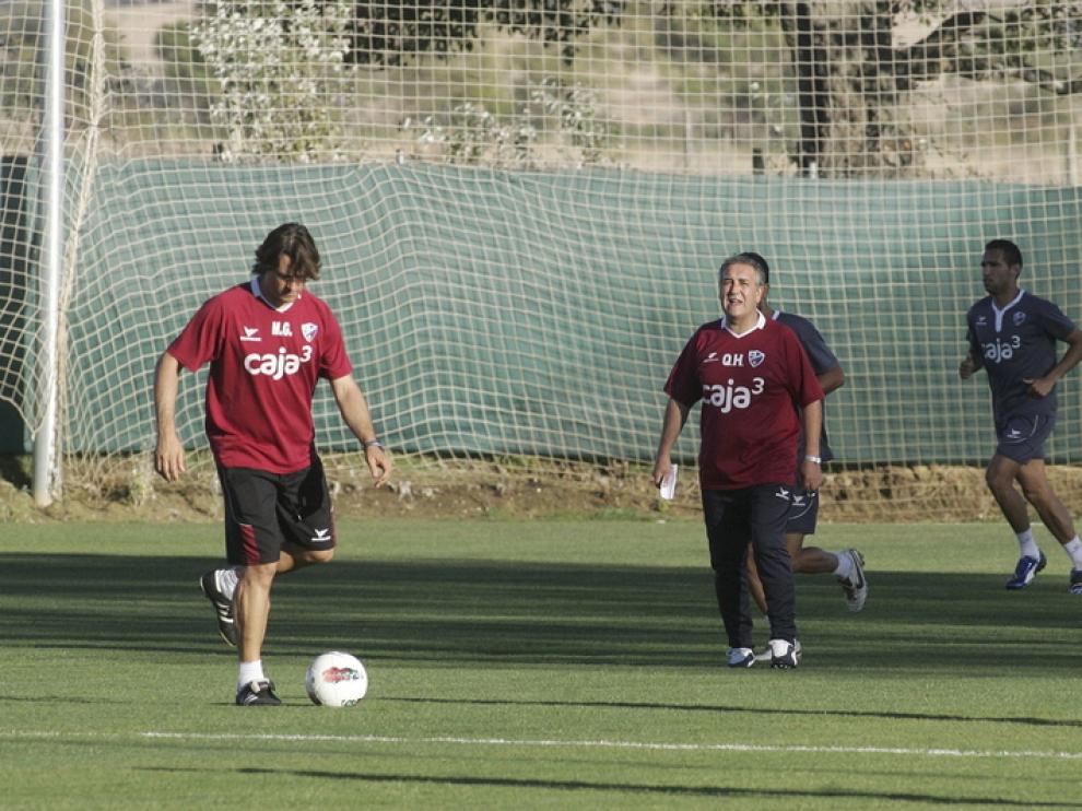 Gilvan hace carrera continua mientras el míster, Quique Hernández, da indicaciones a otros futbolistas.