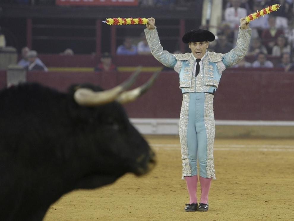 Una terna de toreros con buen temple y oficio se sobrepuso a la falta de fuerzas y raza de los toros de Benjumea y Los Bayones lidiados.