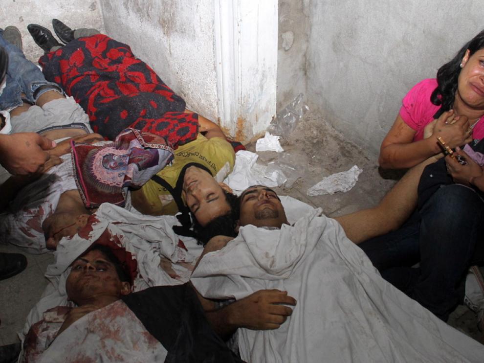 Una mujer llora la muerte de algunos familiares en los enfrentamientos de El Cairo