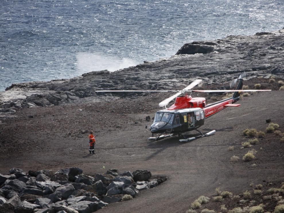 Un helicóptero de emergencias en una playa de El Hierro