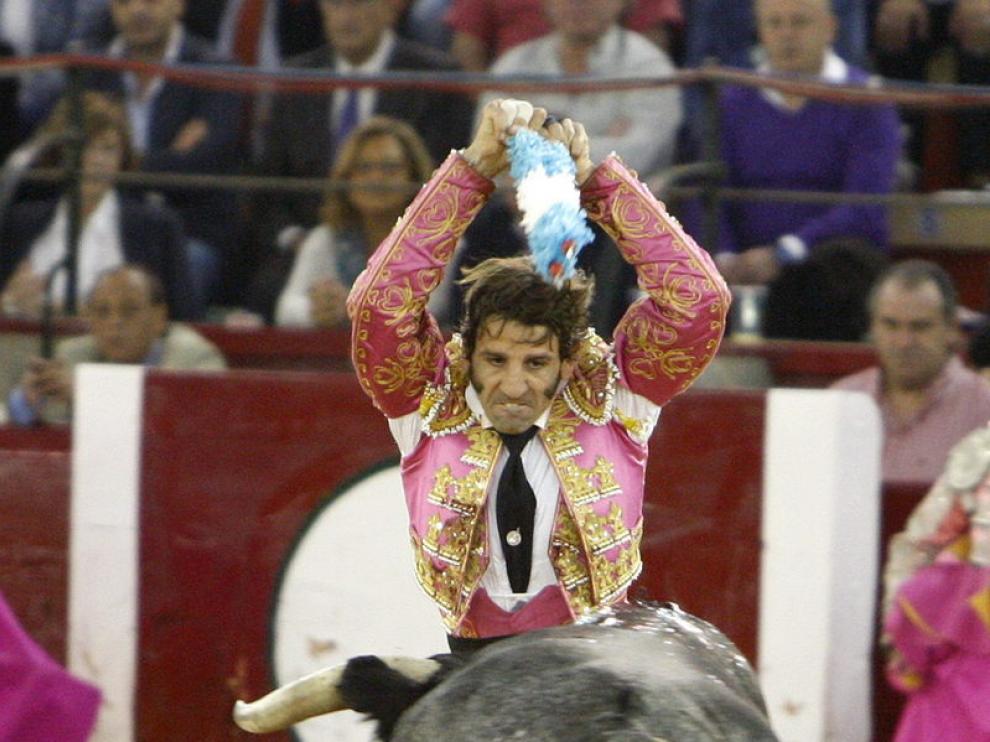 El diestro Juan José Padilla coloca un par de banderillas al toro que le corneó en el siguiente par