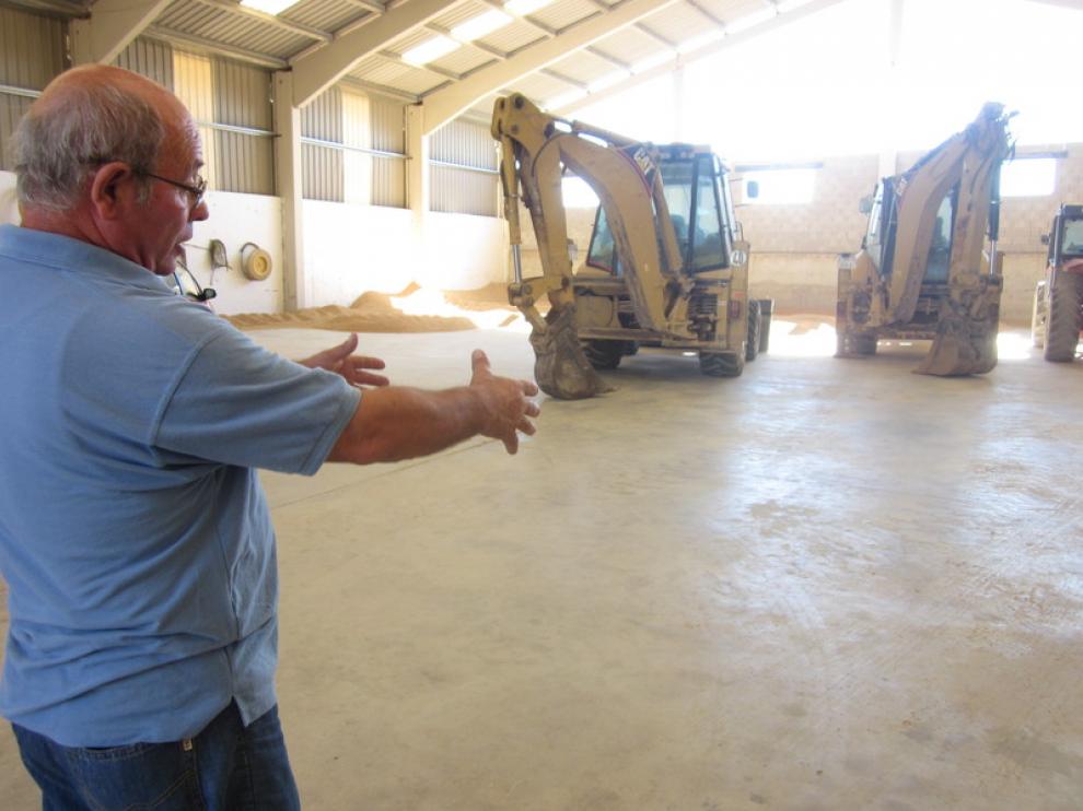 Antonio Alquézar muestra el punto de su almacén en el que guardó aquella noche el tractor robado.