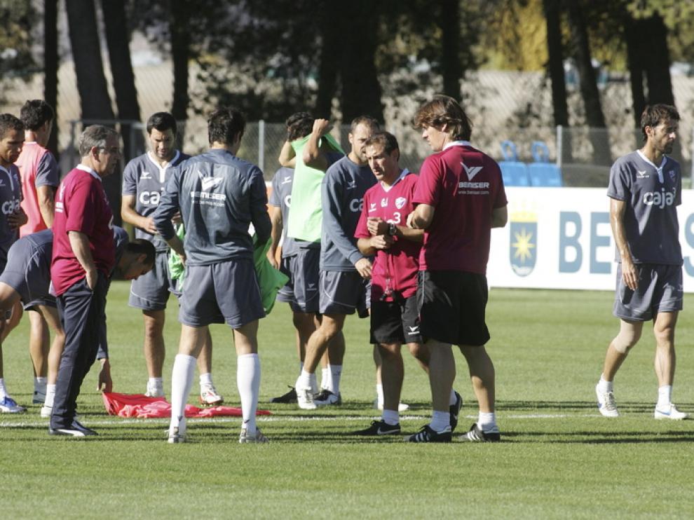 David Bauzá, a la derecha, durante el entrenamiento de ayer en el IES Pirámide previo al partido de Córdoba.