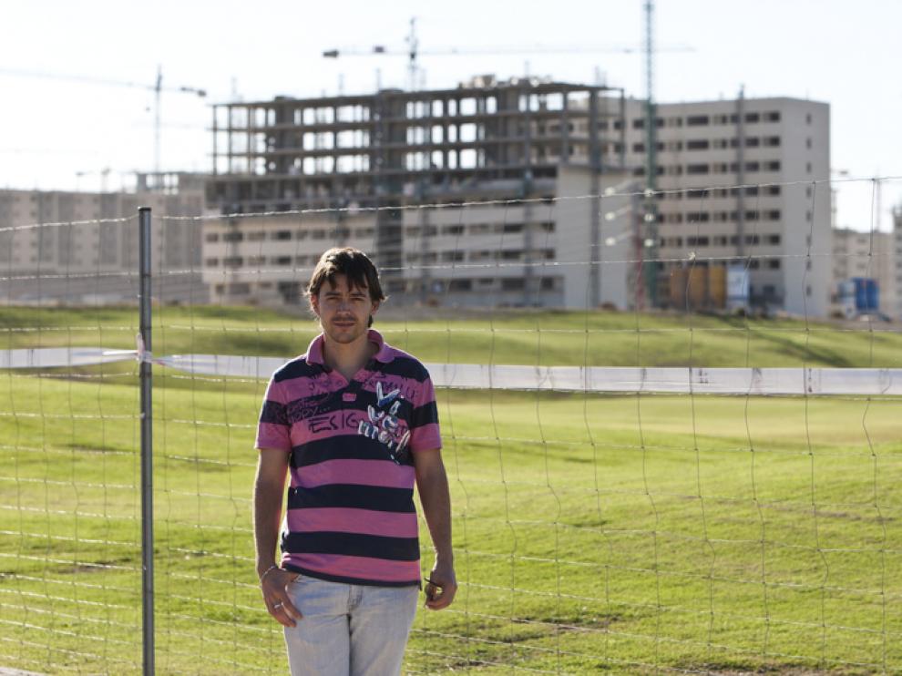Roberto Hernández, ayer, ante algunos de los bloques en construcción del barrio de Arcosur.