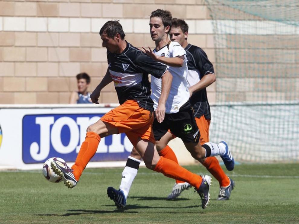 Goran Drulic se marcha de un rival.