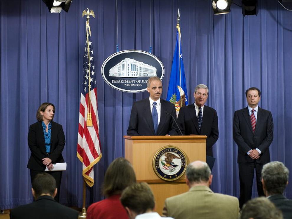 El secretario de Justicia de Estados Unidos, Eric Holder, hace pública la desarticulación de la trama terrorista.