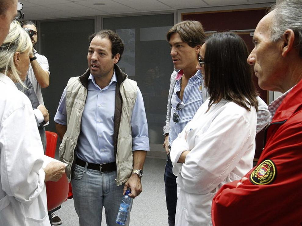 Diego Robles, a la derecha el apoderado de Padilla y el hermano del torero, con los médicos