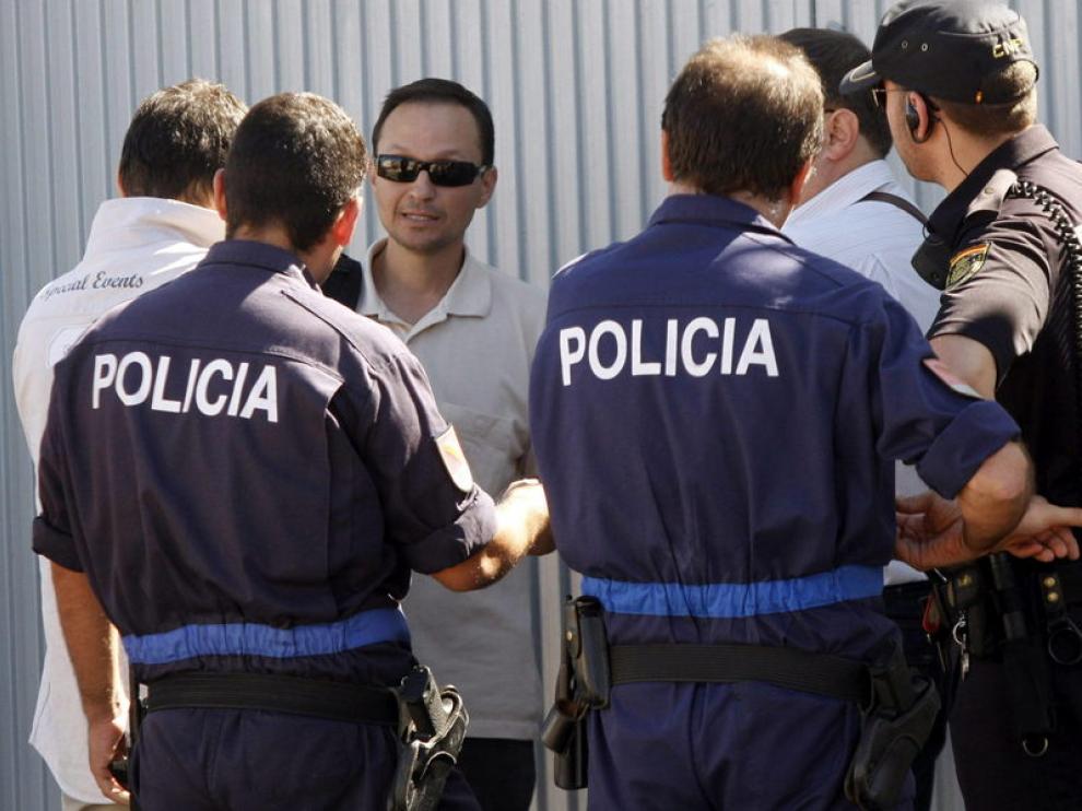 El padre de los menores, acompañado por agentes de la Policía