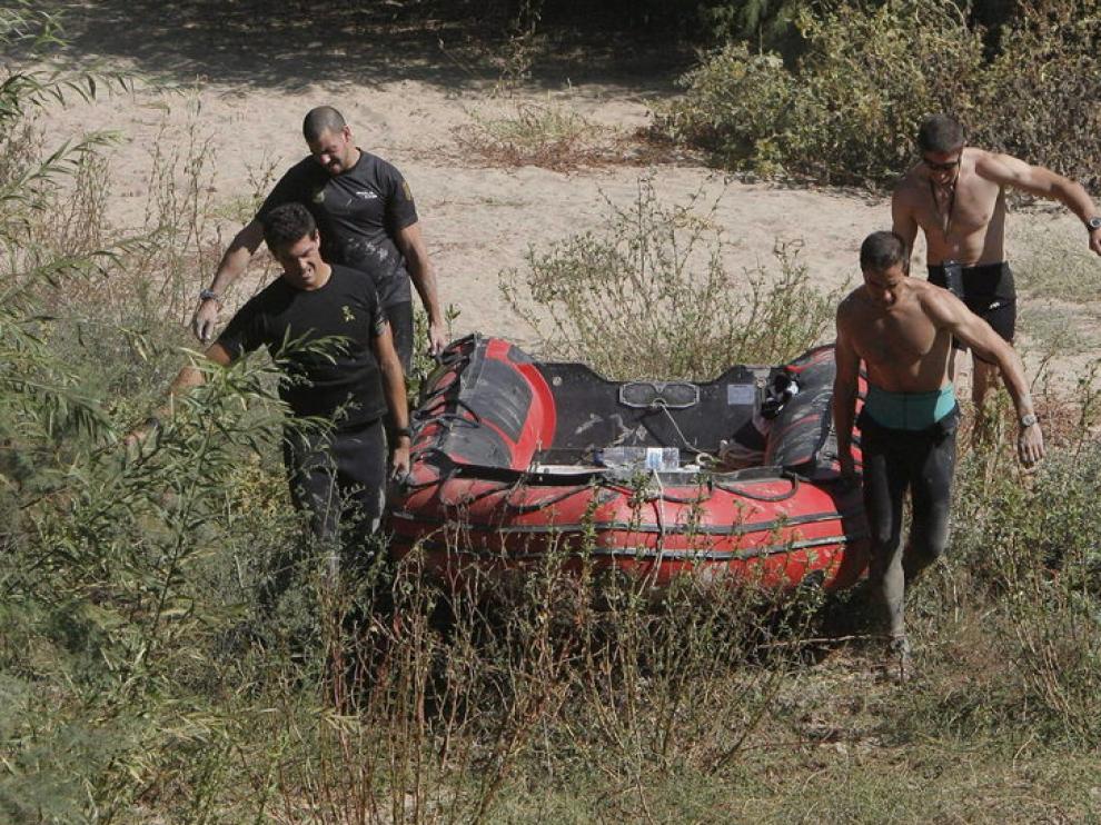 Los bomberos rastrean el Guadalquivir