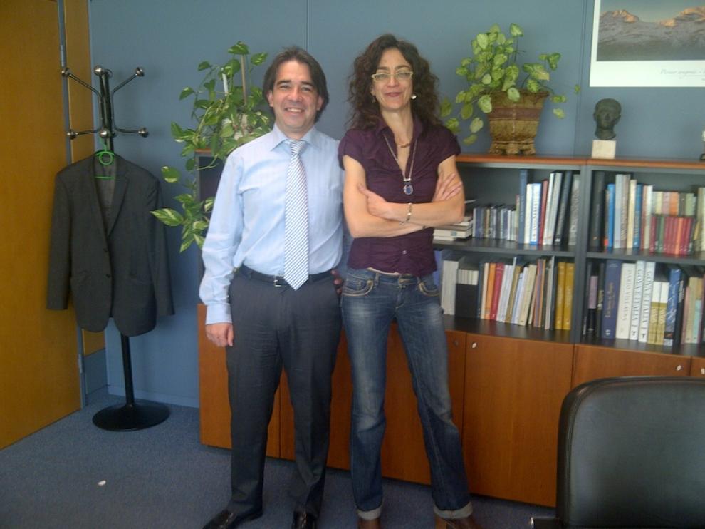 El director general de Cultura Humberto Vadillo junto a la cantante Carmen París