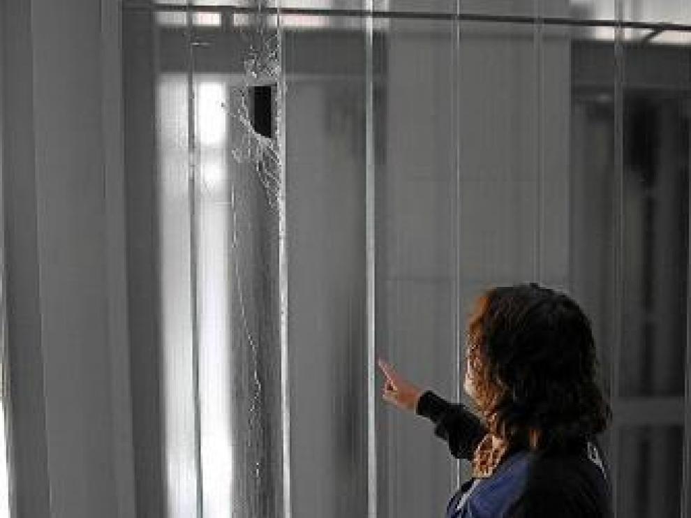 El cristal de la caja del ascensor fue roto con piedras.