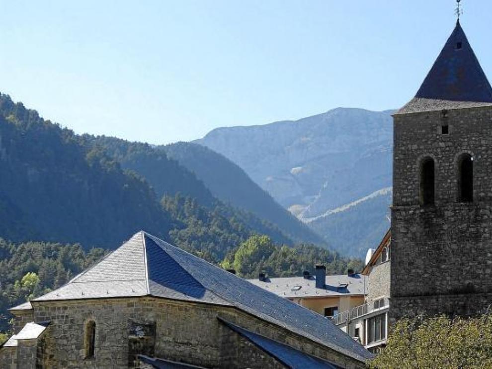 La restauración de la iglesia de Bielsa, del siglo XVII, se ha centrado en la cubierta.