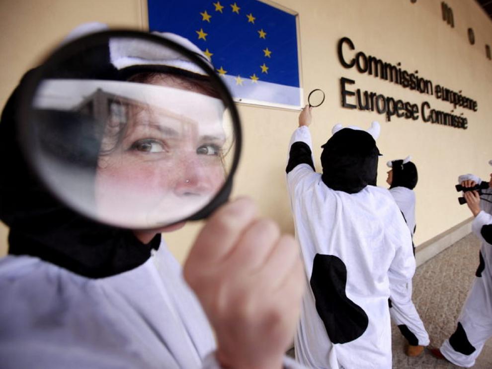 Activistas del grupo Friends of the Earth se visten de vacas para manifestar ante la CE en Bruselas, para presentar una nueva política agraria