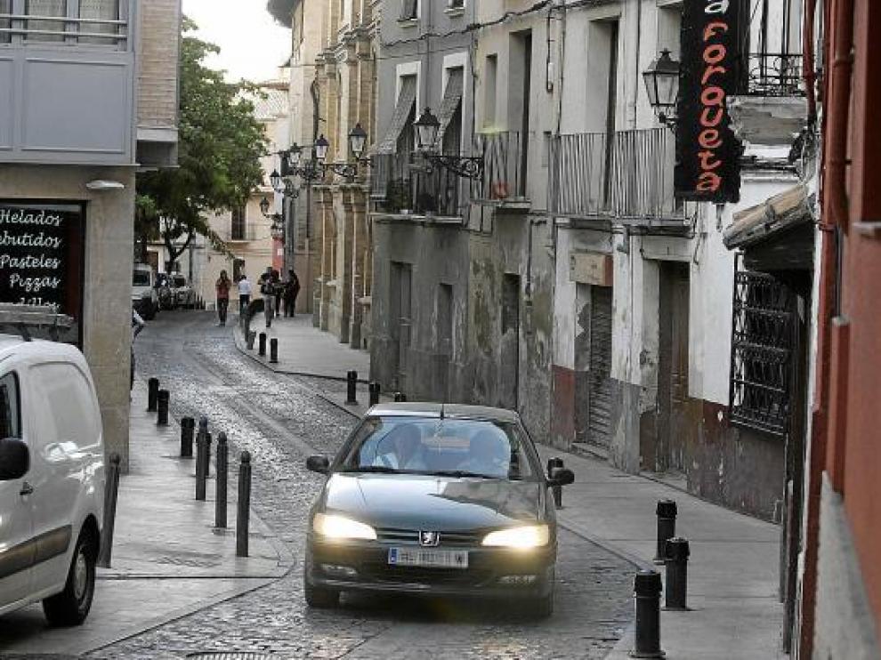 Un coche en la calle de las Cortes, una de las pocas donde se puede, aunque no se debe, acelerar.