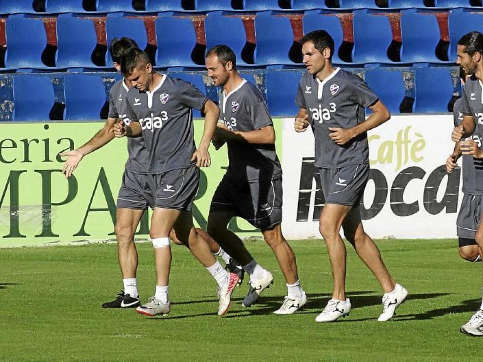 Vázquez, con una cinta en su pierna izquierda, en  el entrenamiento de ayer tarde en El Alcoraz.