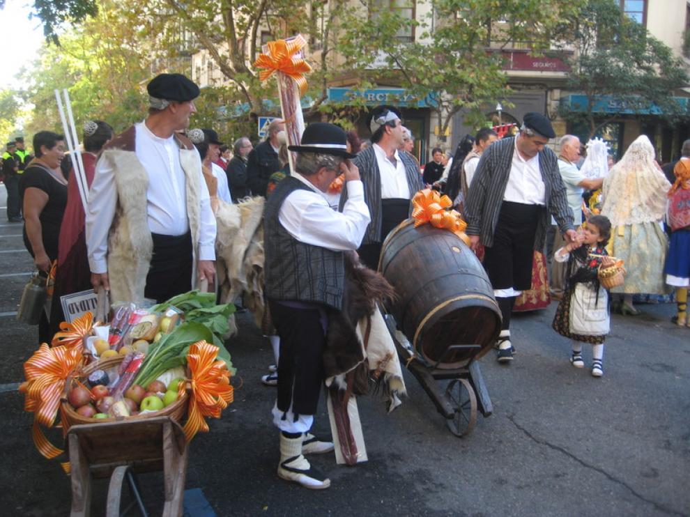 Participantes de la Ofrenda de Frutos en la plaza de Santa Engracia
