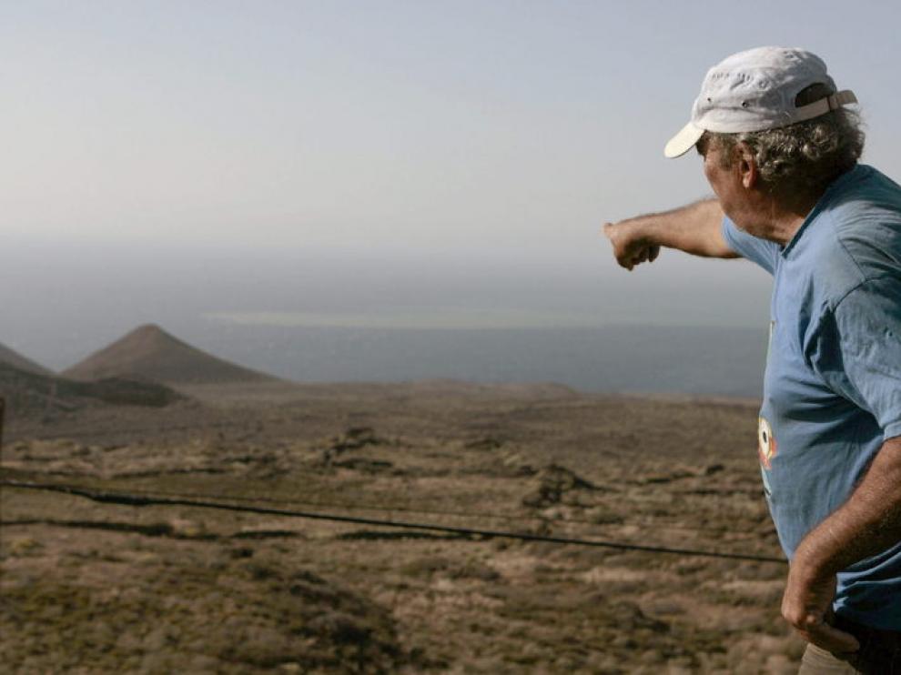 Un hombre señala una de las manchas en el mar